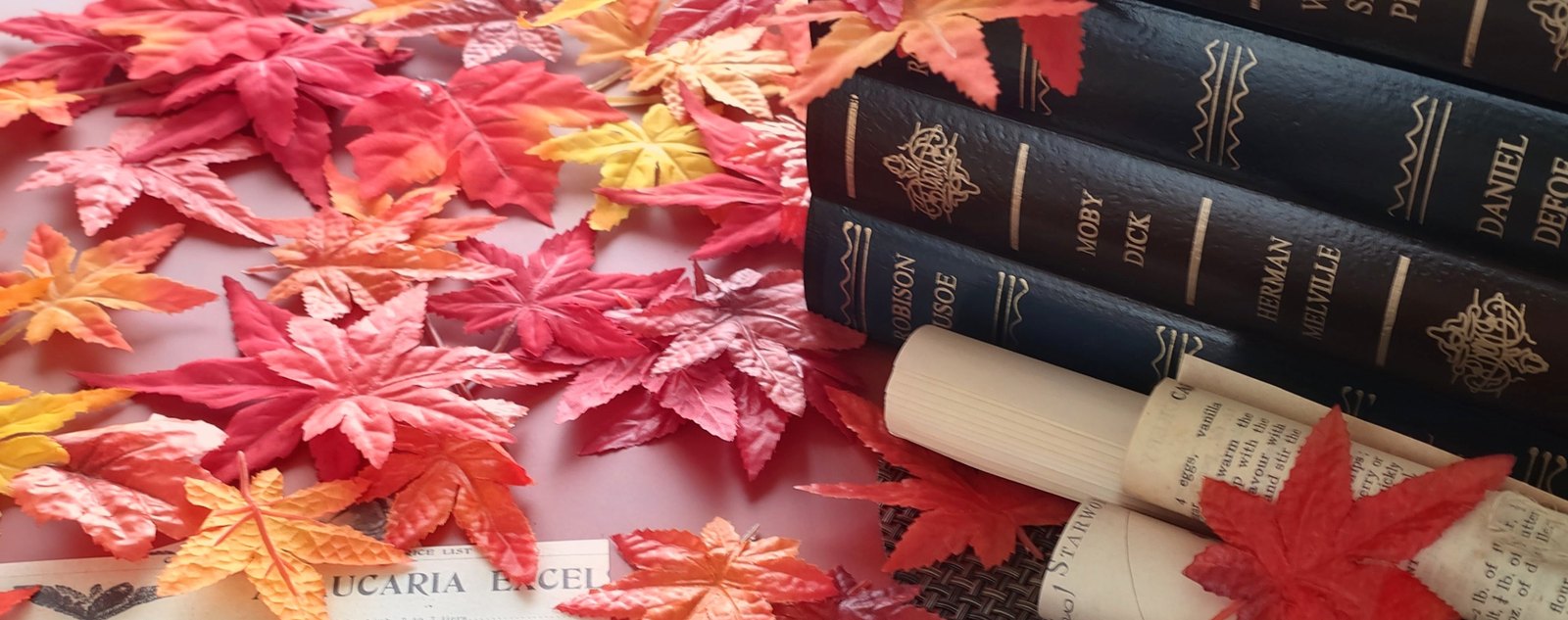 積み重ねた洋書と紅葉